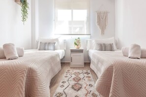 2 عدّة غرف نوم ومكواة/لوح كي وواي فاي مجانًا وملاءات أسرّة