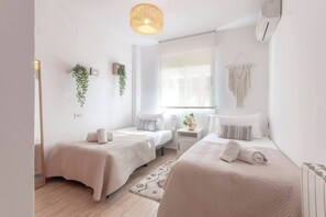 2 slaapkamers, een strijkplank/strijkijzer, gratis wifi, beddengoed