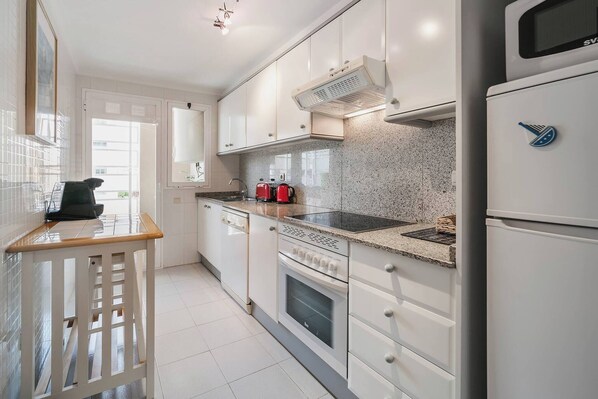 Een koelkast, een microgolfoven, een oven, een vaatwasser