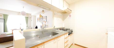 Fridge, microwave, stovetop, cookware/dishes/utensils