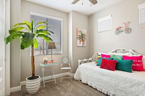 4 bedrooms, desk, iron/ironing board, travel crib - Zion Poolhouse - PRIVATE POOL! Backyard Oasis! (Washington)