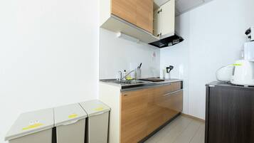 冷蔵庫、電子レンジ、コンロ、調理器具と食器