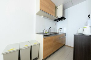 Kühlschrank, Mikrowelle, Herdplatte, Kochgeschirr/Geschirr/Besteck