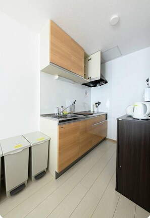 Refrigerador, microondas, parrilla de estufa y utensilios de cocina 