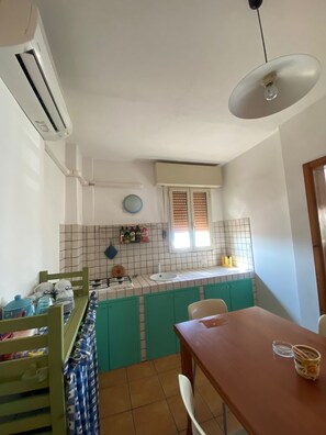 Refrigerador, parrilla de estufa y utensilios de cocina 