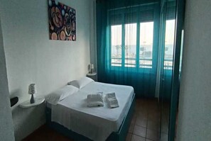 1 habitación, tabla de planchar con plancha y ropa de cama 
