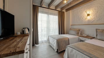 Standard Twin Room | Minibar, in-room safe, blackout drapes, soundproofing