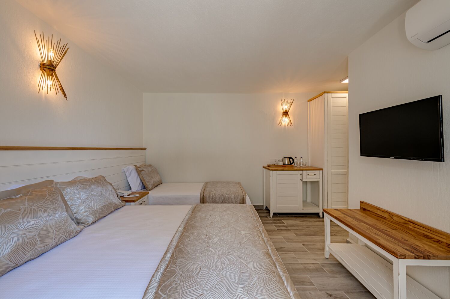 family room, garden view | 1 bedroom, minibar, in-room safe, blackout curtains