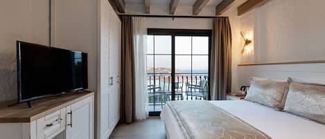 Family Room | 1 bedroom, minibar, in-room safe, blackout curtains