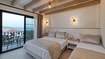 Chambre Triple Deluxe | 1 chambre, minibar, coffres-forts dans les chambres, rideaux occultants