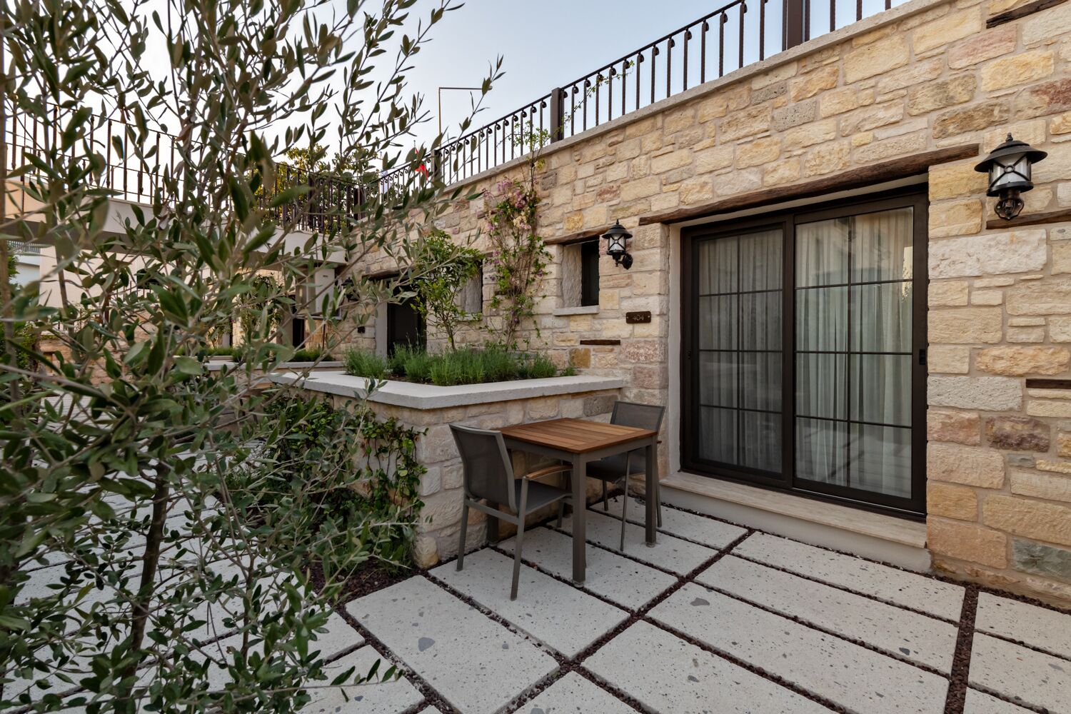 family room, garden view | terrace/patio