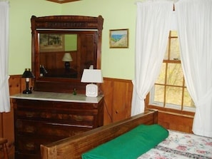 4 dormitorios, tabla de planchar con plancha, ropa de cama