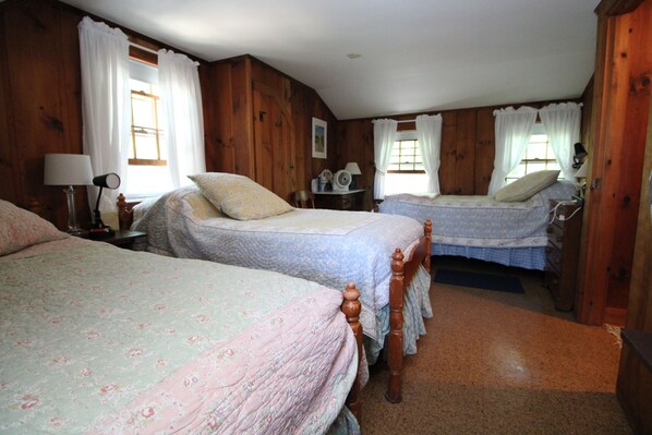 4 bedrooms, iron/ironing board, bed sheets