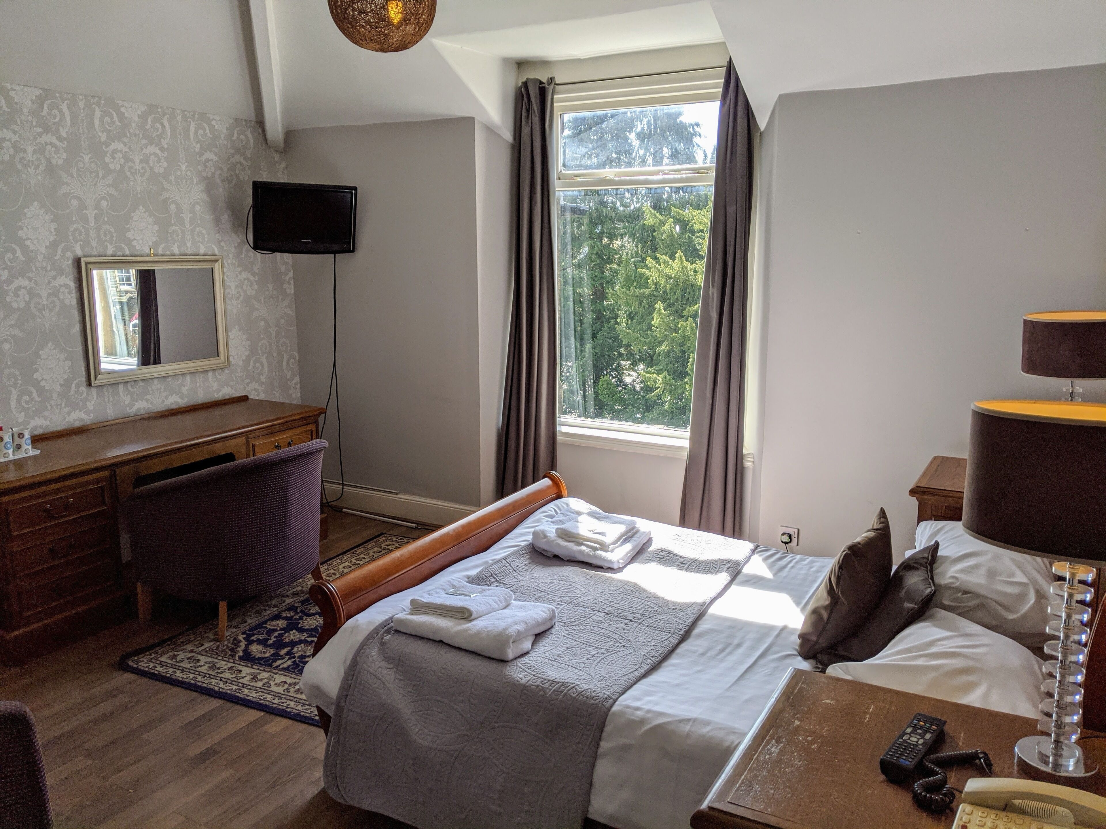 Sleigh Bed Room | Desk, laptop workspace, iron/ironing board, free WiFi