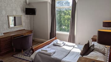 Sleigh Bed Room | Desk, laptop workspace, iron/ironing board, free WiFi