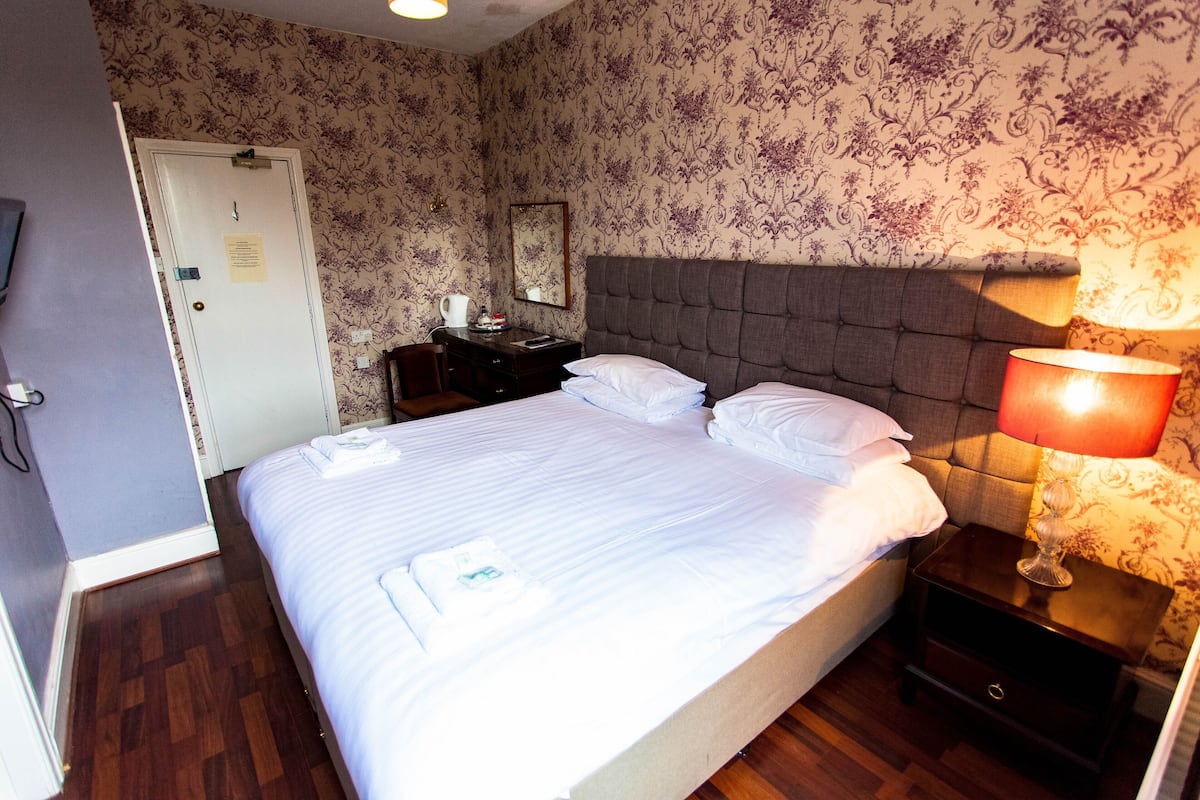 Standard Double or Twin Room | Desk, laptop workspace, iron/ironing board (on request), WiFi (free)