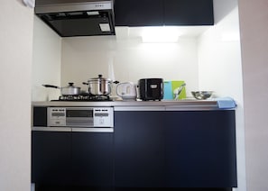 Køleskab, mikrobølgeovn, kogeplade, køkkentøj/tallerkener/redskaber