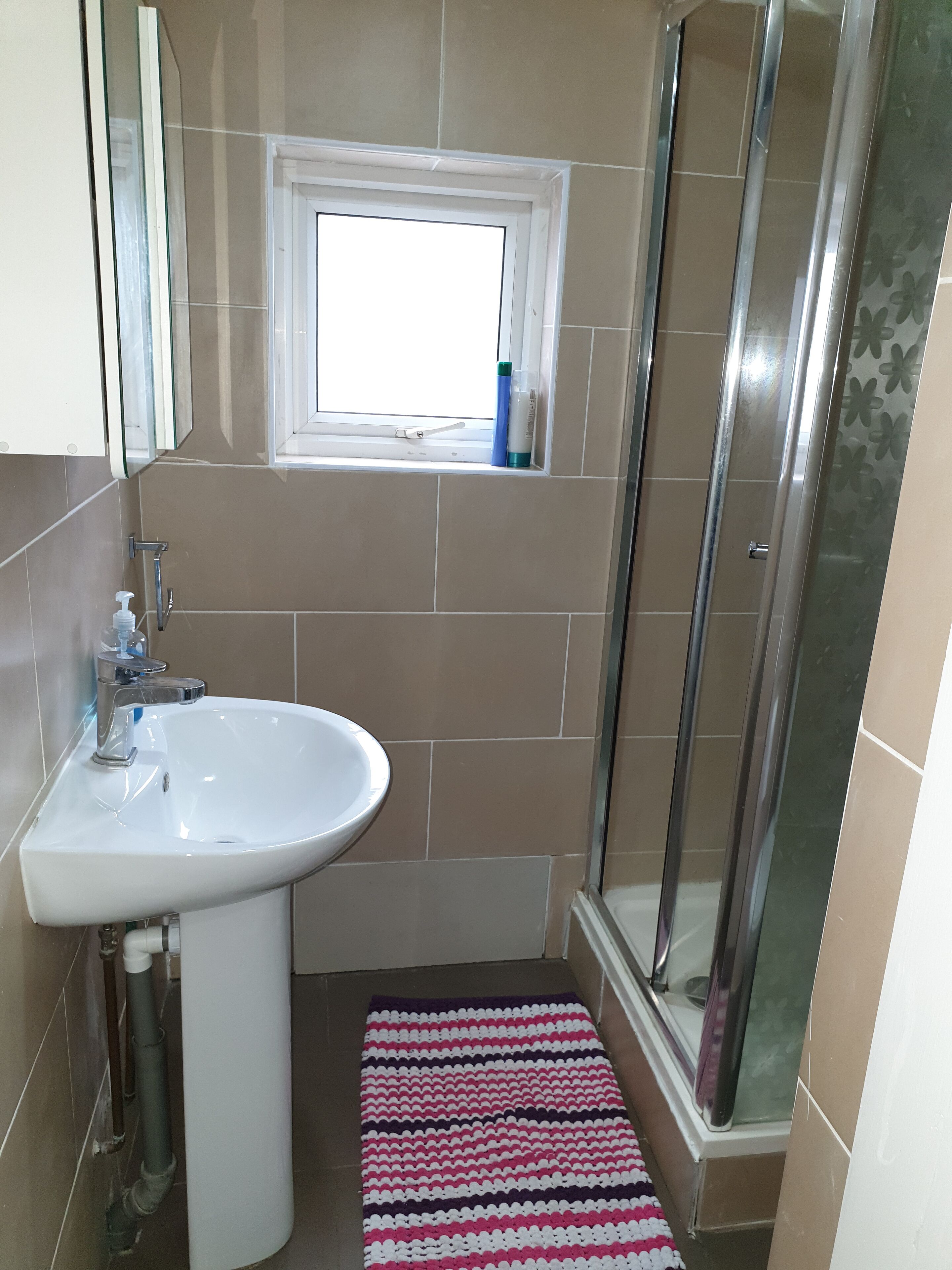 シャワー、ヘアドライヤー、タオル、石鹸