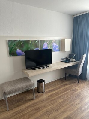 Hypo-allergenic bedding, iron/ironing board, free WiFi, bed sheets