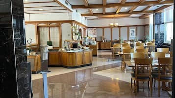 Café da manhã com buffet todos os dias (EUR 10 por pessoa)