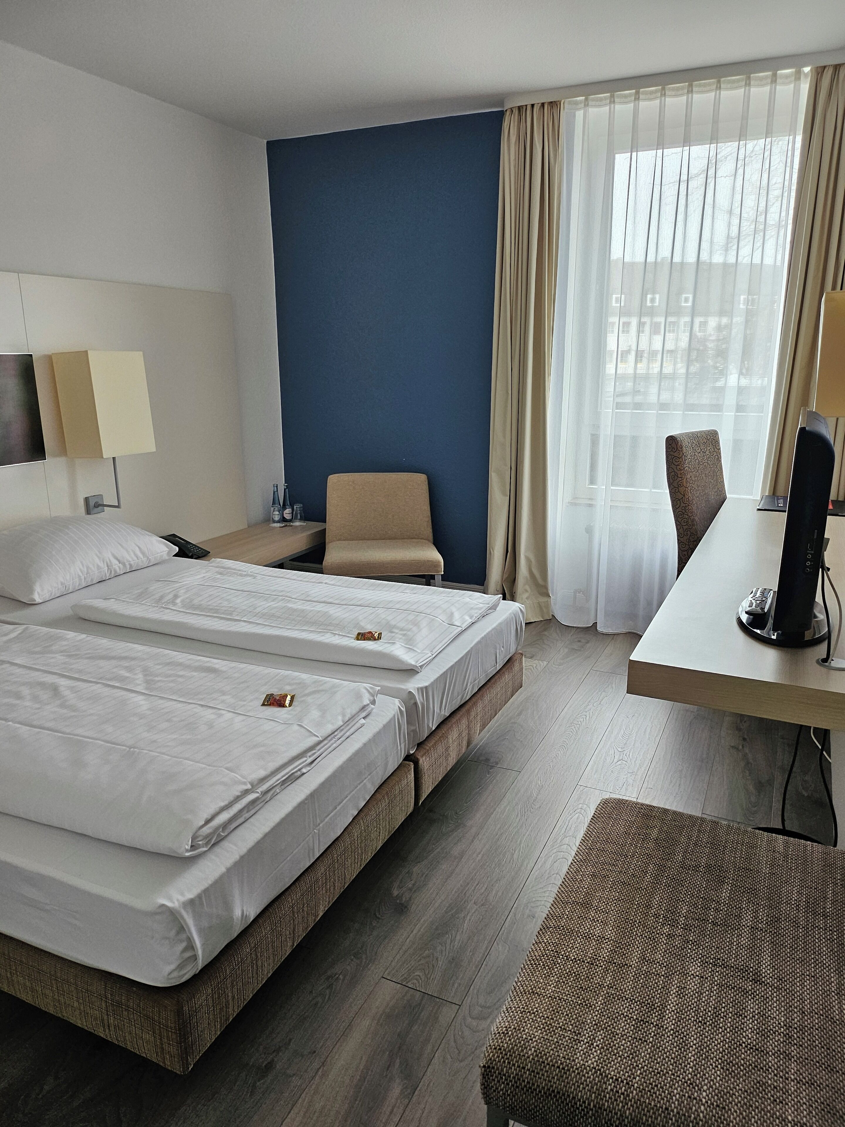 Ropa de cama hipoalergénica y tabla de planchar con plancha 