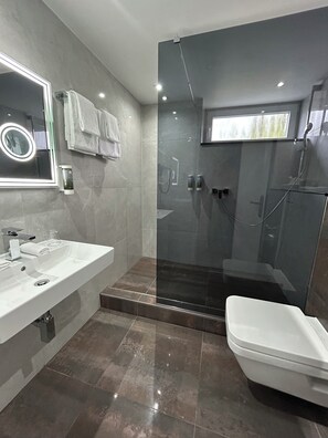Een haardroger, handdoeken, zeep, shampoo