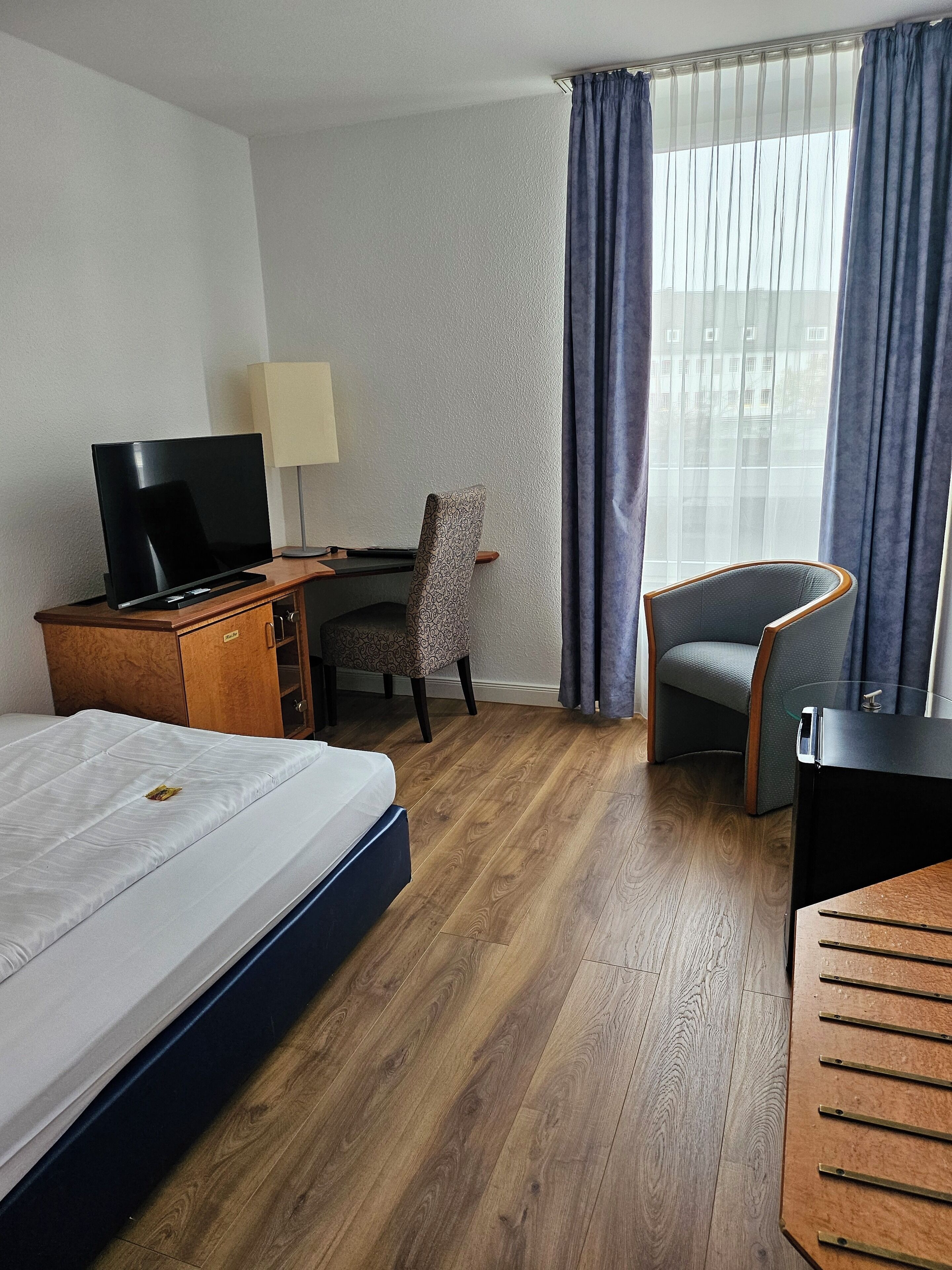 Ropa de cama hipoalergénica y tabla de planchar con plancha 