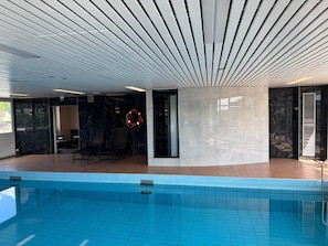 Piscine couverte, accès possible de 07 h 00 à 22 h 00, chaises longues