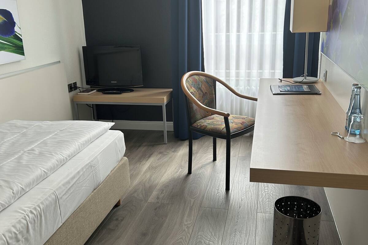 1 bedroom, hypo-allergenic bedding, iron/ironing board, free wifi