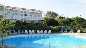 Outdoor pool - Apartment in France With Ocean View (Fouras)