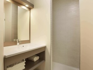 Apartment | Bathroom - Cozy & Contemporary Stay (Cavalaire-sur-Mer)