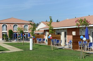 Outdoor dining - Canal-side Escape w/ Pool (Salleles-d'Aude)