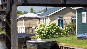 Unclassified image, 2 of 45, button - Lakeside Cottage With Boat (Giethoorn)
