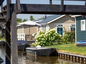 Cottage | Exterior - Lakeside Cottage With Boat (Giethoorn)