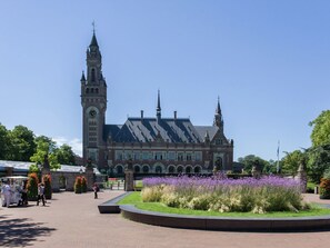 Un bâtiment historique doté d’un imposant clocher et d’une grande tour centrale.