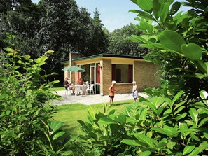 Exterior - Nicely Furnished Bungalow With a Fireplace and Green Area (Holten)