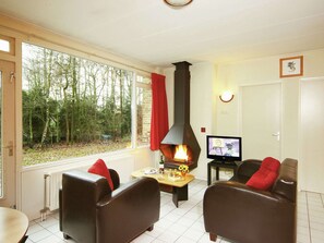 Living room - Nicely Furnished Bungalow With a Fireplace and Green Area (Holten)