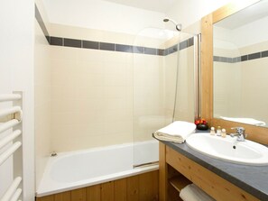Apartment | Bathroom | Bathtub - Cozy Apartment in ski Area With top of Over 3 km. Heights (Orcieres)