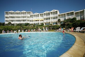 Outdoor pool - Apartment in France With Ocean View (Fouras)