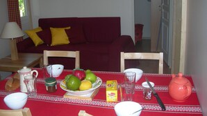 Chalet | Living room - Comfortable Chalet Located Among Vineyards in the Dordogne (Saint-Andre-et-Appelles)