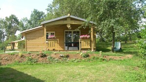 Exterior - Comfortable Chalet Located Among Vineyards in the Dordogne (Saint-Andre-et-Appelles)