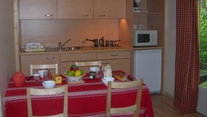 Chalet | Private kitchen - Comfortable Chalet Located Among Vineyards in the Dordogne (Saint-Andre-et-Appelles)
