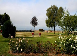 A golf course with manicured lawns, trees, and a clear sky. - Apartment in France With Modern Design (Roz-sur-Couesnon)