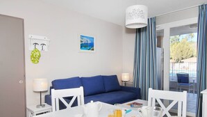Unclassified image, 4 of 11, button - Sunny Retreat With Pool (La Londe-les-Maures)