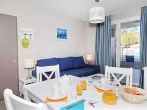Living room - Sunny Retreat With Pool (La Londe-les-Maures)