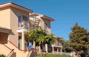Exterior - Apartment in France With Pool & Pine Views (La Londe-les-Maures)