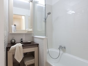 Apartment | Badezimmer | Badewanne, Handtücher