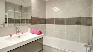Unclassified image, 3 of 21, button - Carefully Furnished Studio at 100 m. From the Beach (Gassin)