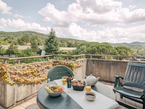 Apartment | Balcony - Modern Holiday Home With Dishwasher in the Ardèche Region (Grospierres)