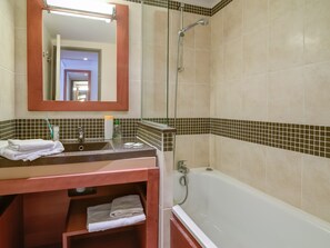 Apartment | Bathroom | Towels - Modern Holiday Home With Dishwasher in the Ardèche Region (Grospierres)